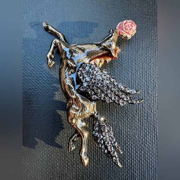 Pegasus with Rhinestones Brooch - Picture 3 of 4